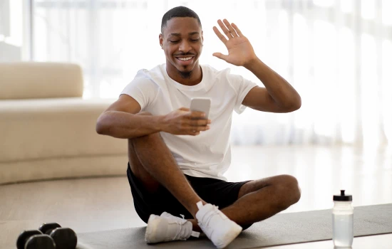 sportsman-smartphone-doctor-consult-sports-medical-certificate