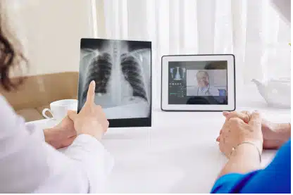 Doctor-video-consulting-for-x-ray-referral